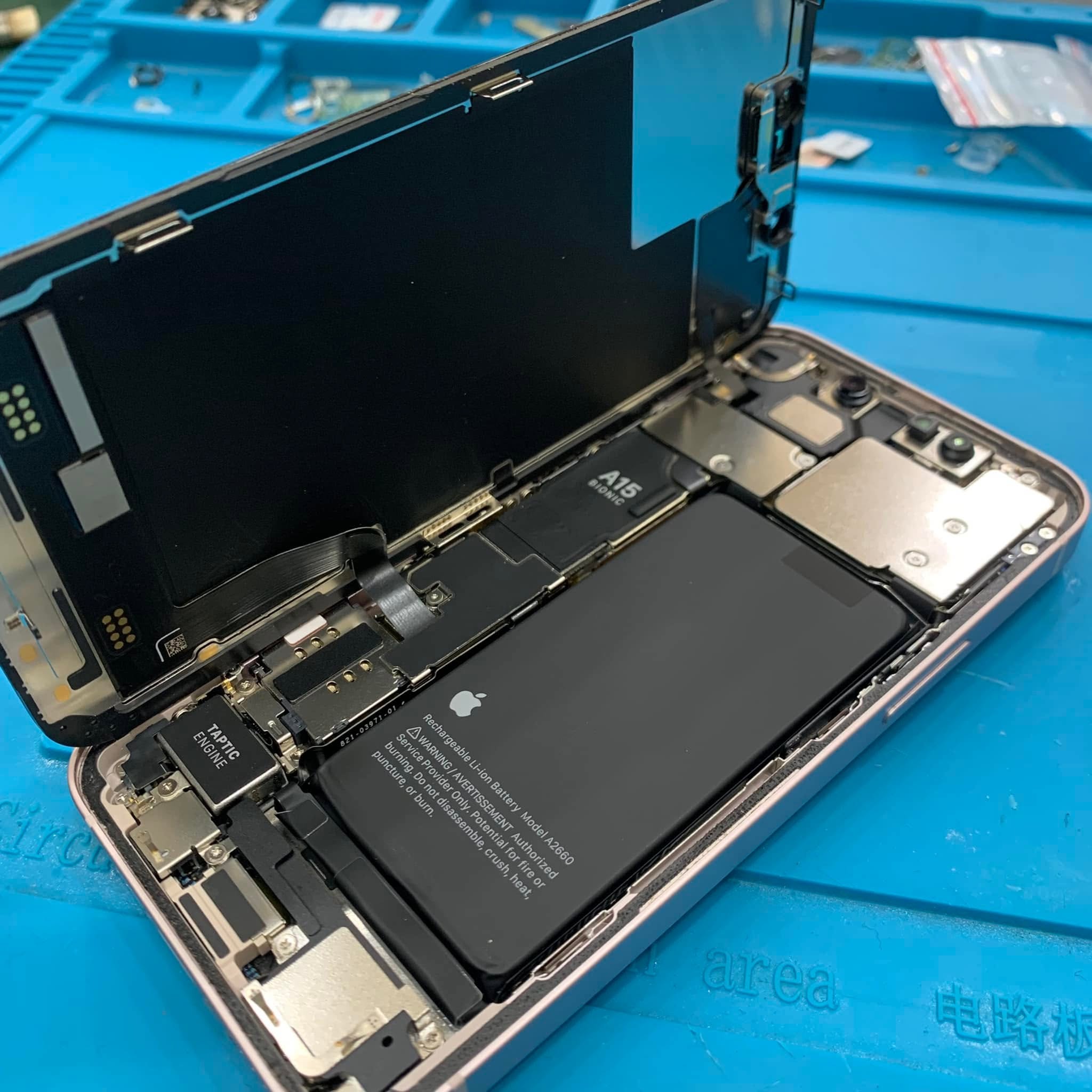 iPhone 內部精密拆機維修